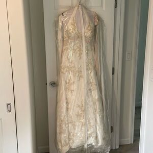 Vintage Casablanca bridal gown size 6 with matching gold veil, shoes, & jewelry.